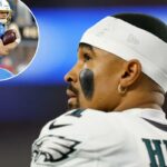 Jalen Hurts observa durante o jogo Eagles-Chargers em 8 de dezembro de 2025.