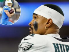 A interceptação brutal de OT de Jalen Hurts – uma das quatro – condena os Eagles a uma derrota complicada para os Chargers Jalen Hurts observa durante o jogo Eagles-Chargers em 8 de dezembro de 2025.