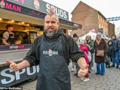 A invasão da batata frita: como pessoas como Spudman e Spud Bros reacenderam o caso de amor da Grã-Bretanha com o humilde tater Spudman, cujo nome verdadeiro é Ben Newman, tornou-se o vendedor de batatas mais famoso da Grã-Bretanha nos últimos anos graças ao TikTok