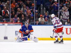 A lamentável ofensa dos Rangers foi apagada novamente: ‘Tenho que consertar tudo’ O goleiro do New York Islanders, David Rittich, desvia o disco do jogador do New York Rangers, Carson Soucy.