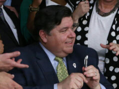 A lei de Illinois que concede ajuda financeira a estudantes para estrangeiros ilegais entra em vigor em 1º de janeiro A lei de Illinois que concede ajuda financeira a estudantes para estrangeiros ilegais entra em vigor em 1º de janeiro