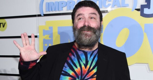 A lenda do wrestling Mick Foley se separa da WWE A lenda do wrestling Mick Foley se separa da WWE por causa de seu 'relacionamento próximo' com Trump