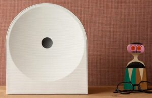 A linha de áudio 2026 da Samsung oferece estilo e substância Um Nest Audio em uma pilha de livros.