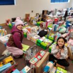 A loja de brinquedos Campbell ajuda a tropa Brownie a doar uma árvore