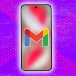 uma caixa de entrada do Gmail em perspectiva está em segundo plano com o logotipo do Gmail em perspectiva em primeiro plano