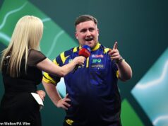 A mãe de Luke Littler chama a multidão de Ally Pally de ‘idiotas vis’ em um discurso contra as vaias de seu filho – depois que ele atacou os fãs que ‘pagam meu prêmio em dinheiro’ Luke Littler incitou uma multidão 'hostil' no Alexandra Palace na noite de segunda-feira, depois que o atual campeão foi vaiado