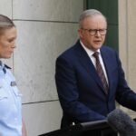 CANBERRA, AUSTRÁLIA - 19 DE DEZEMBRO: O primeiro-ministro australiano Anthony Albanese e a comissária da Polícia Federal australiana Krissy Barrett em 19 de dezembro de 2025 em Canberra, Austrália. Albanese deu a conferência de imprensa enquanto o governo estava sob pressão devido ao recente tiroteio em massa em Bondi, prometendo endurecer as leis sobre armas em todo o país.