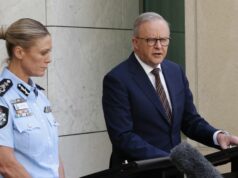 A maior recompra de armas da Austrália desde a inauguração de Port Arthur CANBERRA, AUSTRÁLIA - 19 DE DEZEMBRO: O primeiro-ministro australiano Anthony Albanese e a comissária da Polícia Federal australiana Krissy Barrett em 19 de dezembro de 2025 em Canberra, Austrália. Albanese deu a conferência de imprensa enquanto o governo estava sob pressão devido ao recente tiroteio em massa em Bondi, prometendo endurecer as leis sobre armas em todo o país.