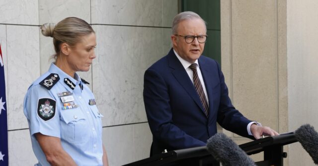 CANBERRA, AUSTRÁLIA - 19 DE DEZEMBRO: O primeiro-ministro australiano Anthony Albanese e a comissária da Polícia Federal australiana Krissy Barrett em 19 de dezembro de 2025 em Canberra, Austrália. Albanese deu a conferência de imprensa enquanto o governo estava sob pressão devido ao recente tiroteio em massa em Bondi, prometendo endurecer as leis sobre armas em todo o país.