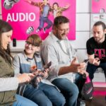 Pessoa segurando o T-Mobile Revvl Tab 2