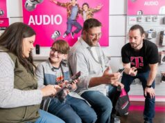 A mais recente tática da T-Mobile para atrair clientes não agrada a AT&T e a Verizon Pessoa segurando o T-Mobile Revvl Tab 2