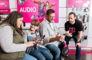 A T-Mobile fecha uma lacuna que torna a T-Life uma parte obrigatória de sua experiência na loja Pessoa segurando o T-Mobile Revvl Tab 2