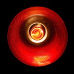 À medida que a Apple reinicia seu trabalho de IA, a OpenAI aumenta a pressão declarando ‘código vermelho’ | A foto mostra o close de uma luz vermelha que lembra HAL