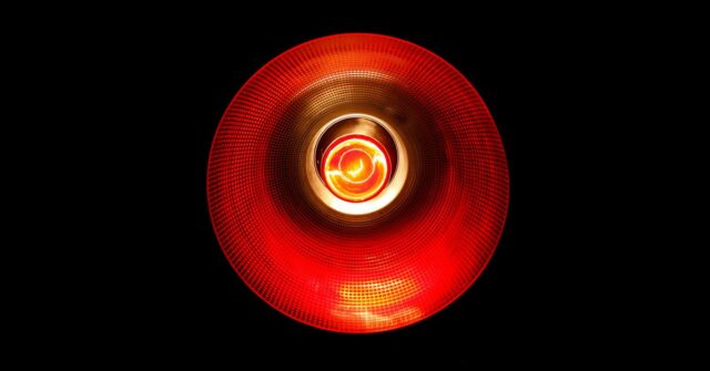 À medida que a Apple reinicia seu trabalho de IA, a OpenAI aumenta a pressão declarando ‘código vermelho’ | A foto mostra o close de uma luz vermelha que lembra HAL