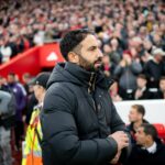 O técnico do Manchester United, Ruben Amorim, com Matheus Cunha durante a partida da Premier League entre Wolves e Manchester United no Molineux em 2025 em Wolverhampton, Inglaterra.