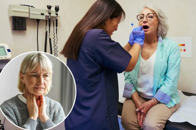 A menopausa pode realmente mudar a maneira como você fala Mulher loira tocando o pescoço com as duas mãos como se estivesse com dor de garganta.