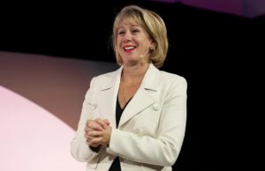 A mensagem de uma mulher na era de Trump: encontre sua alegria, conheça seu valor, mantenha sua pólvora seca 081425 O silêncio das mulheres de Hollywood Jeffrey Epstein