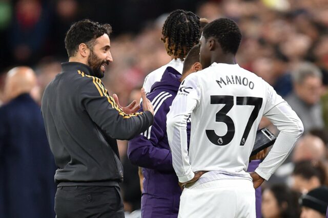 Kobbie Mainoo do Manchester United entra em campo antes da partida da Premier League entre Manchester United e West Ham United em Old Trafford em 4 de dezembro de 2025
