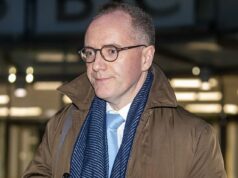 A mentirosa Rachel encontra seu ‘cara caído’: o chefe do OBR que expôs as mentiras do chanceler DESISTE por causa do vazamento caótico do orçamento – mas ele está apenas sendo transformado em bode expiatório para salvar sua pele, insistem os conservadores O chefe do OBR, Richard Hughes, renunciou hoje após o vazamento do orçamento da semana passada - mas os conservadores sugeriram que ele estava sendo forçado a sair por expor as mentiras de Rachel Reeves