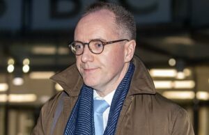 A mentirosa Rachel encontra seu ‘cara caído’: o chefe do OBR que expôs as mentiras do chanceler DESISTE por causa do vazamento caótico do orçamento – mas ele está apenas sendo transformado em bode expiatório para salvar sua pele, insistem os conservadores O chefe do OBR, Richard Hughes, renunciou hoje após o vazamento do orçamento da semana passada - mas os conservadores sugeriram que ele estava sendo forçado a sair por expor as mentiras de Rachel Reeves