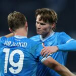Rasmus Hojlund aponta, vestindo camisa do Napoli
