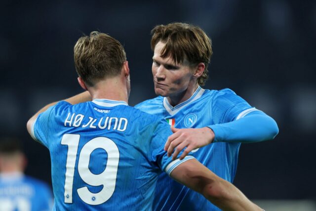 A mídia italiana reage a Rasmus Hojlund e Scott McTominay Rasmus Hojlund aponta, vestindo camisa do Napoli