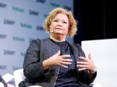 A mudança executiva da Apple continua com saídas do conselheiro geral e do chefe de política Apple's Lisa Jackson speaks onstage during TechCrunch Disrupt 2023 at Moscone Center on September 19, 2023 in San Francisco, California.