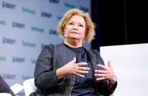A mudança executiva da Apple continua com saídas do conselheiro geral e do chefe de política Apple's Lisa Jackson speaks onstage during TechCrunch Disrupt 2023 at Moscone Center on September 19, 2023 in San Francisco, California.