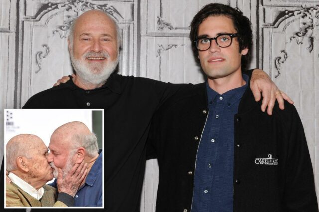 Carl Reiner e Rob Reiner se beijando na boca.
