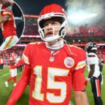 O quarterback do Kansas City Chiefs, Patrick Mahomes (15), sai de campo após o jogo contra o Houston Texans.