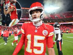 A noite terrível de Patrick Mahomes e a queda brutal de Travis Kelce deixaram Chiefs à beira de perder os playoffs O quarterback do Kansas City Chiefs, Patrick Mahomes (15), sai de campo após o jogo contra o Houston Texans.