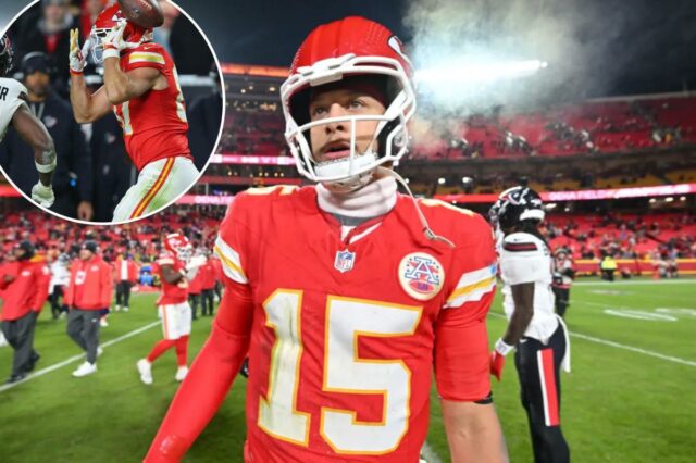 A noite terrível de Patrick Mahomes e a queda brutal O quarterback do Kansas City Chiefs, Patrick Mahomes (15), sai de campo após o jogo contra o Houston Texans.