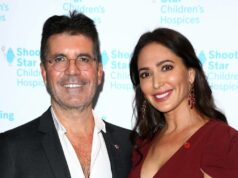 A noiva de Simon Cowell, Lauren, explica por que ela já adotou o sobrenome dele Simon Cowell no tapete vermelho