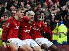 A nova ‘Trindade’ do Man Utd formada em 2024 contra o West Ham, agora a última que resta lutando pela carreira Rasmus Hojlund, Alejandro Garnacho e Kobbie Mainoo nos painéis publicitários.