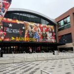 O Gainbridge Fieldhouse, coberto com grandes banners com jogadores da WNBA e um