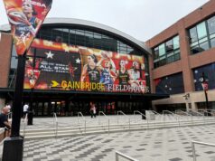A nova proposta CBA da WNBA inclui oferta de salário base de US$ 1 milhão O Gainbridge Fieldhouse, coberto com grandes banners com jogadores da WNBA e um