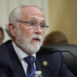 ESTADOS UNIDOS - 27 DE SETEMBRO: O deputado David Valadao, republicano da Califórnia, deixa a reunião da Conferência Republicana da Câmara no Capitólio na terça-feira, 27 de setembro de 2016. (Foto de Bill Clark/CQ Roll Call) (CQ Roll Call via AP Images)