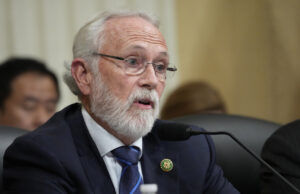 A onda de aposentadoria republicana na Câmara continua ESTADOS UNIDOS - 27 DE SETEMBRO: O deputado David Valadao, republicano da Califórnia, deixa a reunião da Conferência Republicana da Câmara no Capitólio na terça-feira, 27 de setembro de 2016. (Foto de Bill Clark/CQ Roll Call) (CQ Roll Call via AP Images)