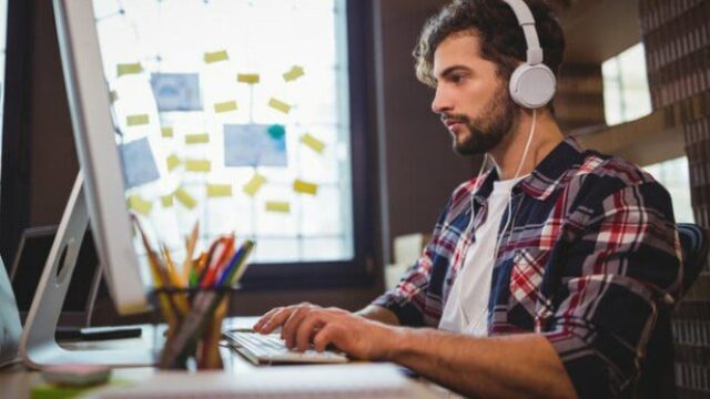 A pesquisa diz que os benefícios de trabalhar em casa A pesquisa diz que os benefícios de trabalhar em casa podem ser equivalentes a um aumento salarial de 15%, aqui está a explicação