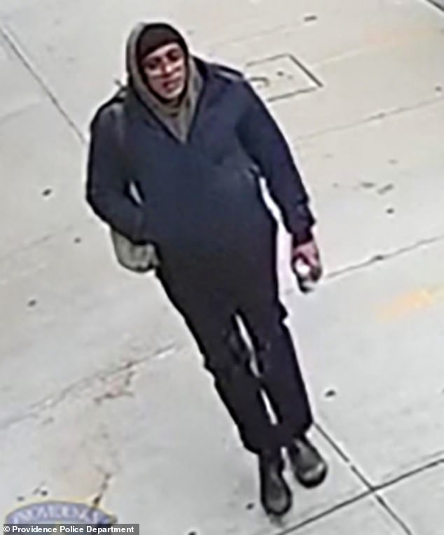 A polícia agora procura uma SEGUNDA pessoa em conexão com As autoridades divulgaram imagens de um segundo suspeito que estava “próximo” do atirador na caçada humana ao suspeito do tiroteio na Universidade Brown