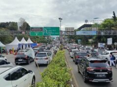 A polícia ainda está implementando uma direção descendente para reduzir a densidade do volume de veículos na rota de Puncak A polícia ainda está implementando uma direção descendente para reduzir a densidade do volume de veículos na rota de Puncak