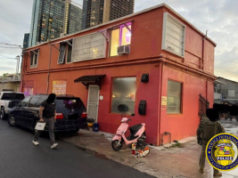 A polícia de Honolulu encerrou operação ilegal de jogos de azar, apreendendo dinheiro e máquinas Prédio em Honolulu, com carros estacionados do lado de fora e uma scooter rosa. Imagem compartilhada pela polícia, com o distintivo do Departamento de Polícia de Honolulu no canto. A polícia de Honolulu encerrou operação ilegal de jogos de azar, apreendendo dinheiro e máquinas
