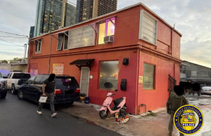 A polícia de Honolulu encerrou operação ilegal de jogos de azar, apreendendo dinheiro e máquinas Prédio em Honolulu, com carros estacionados do lado de fora e uma scooter rosa. Imagem compartilhada pela polícia, com o distintivo do Departamento de Polícia de Honolulu no canto. A polícia de Honolulu encerrou operação ilegal de jogos de azar, apreendendo dinheiro e máquinas