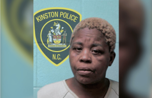 A polícia de Kinston prende ex-candidato ao conselho em suposta investigação de jogos de azar no Facebook A polícia de Kinston prende ex-candidato ao conselho em suposta investigação de jogos de azar no Facebook. Foto de Quarla Blackwell