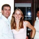 Príncipe Andrew com Virginia Roberts Giuffre (centro) em 2001 e a então assistente pessoal de Jeffrey Epstein, Ghislaine Maxwell.