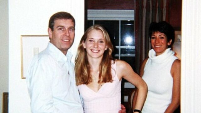 A polícia do Reino Unido não investigará a alegação de Príncipe Andrew com Virginia Roberts Giuffre (centro) em 2001 e a então assistente pessoal de Jeffrey Epstein, Ghislaine Maxwell.