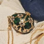 A polícia espera seis dias para que o suspeito de ladrão passe naturalmente o pingente Fabergé roubado de US$ 19 mil