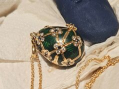 A polícia espera seis dias para que o suspeito de ladrão passe naturalmente o pingente Fabergé roubado de US$ 19 mil A polícia espera seis dias para que o suspeito de ladrão passe naturalmente o pingente Fabergé roubado de US$ 19 mil
