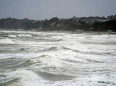 A polícia ligou e fez uma busca no mar enquanto os nadadores de Natal ignoravam os avisos meteorológicos Exmouth em Devon (Getty Images)