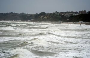A polícia ligou e fez uma busca no mar enquanto os nadadores de Natal ignoravam os avisos meteorológicos Exmouth em Devon (Getty Images)